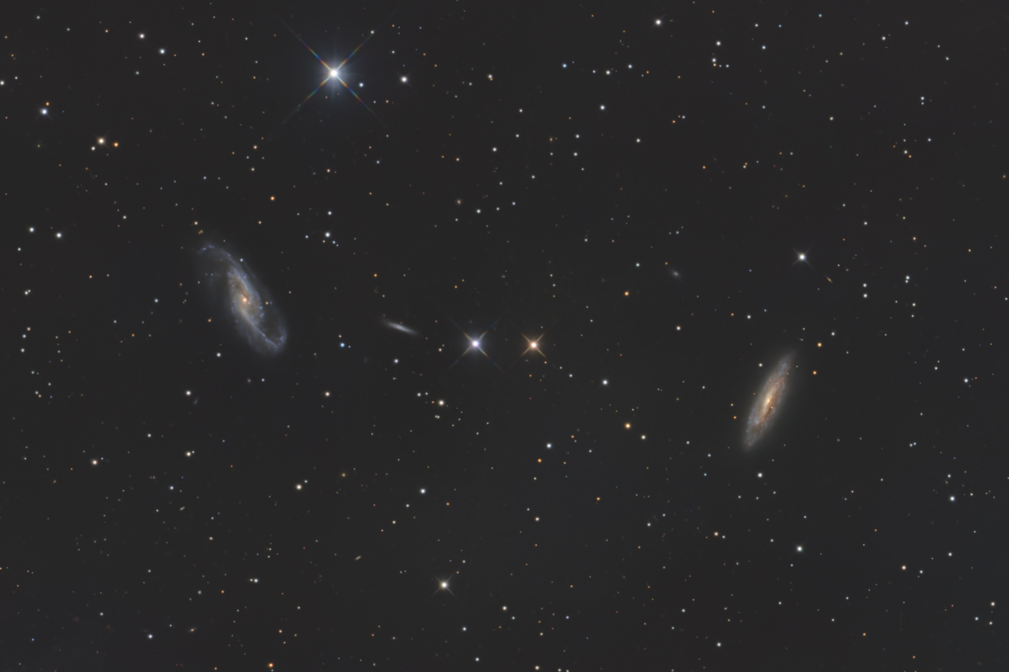 Die Galaxien NGC 4536 links, NGC 4533 in der Mitte und NGC 4527 rechts befinden sich im Sternbild Jungfrau und haben eine hohe Sternentstehungsrate